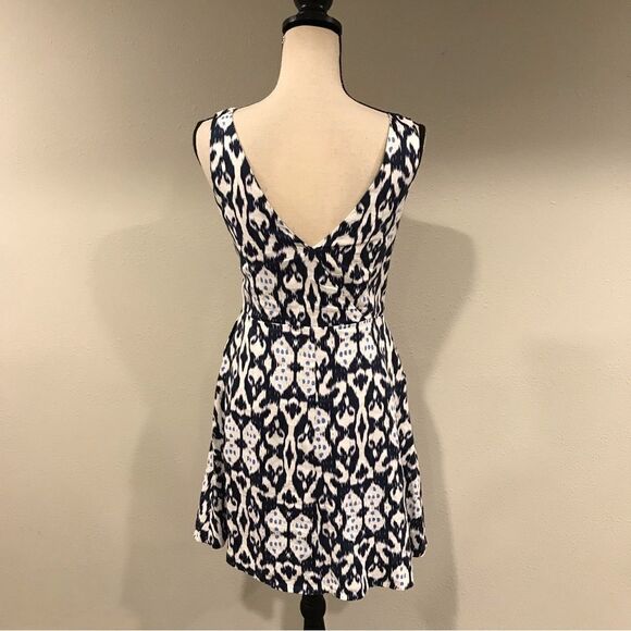 Sleeveless v-neck dress  - Picture 6 of 14
